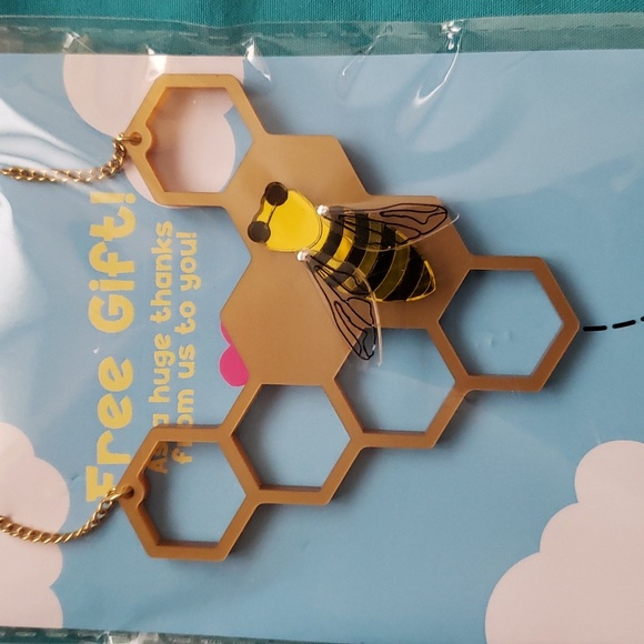 La Vidriola Bee on honeycomb necklace. New in packaging. Honeybee. - Picture 2 of 3